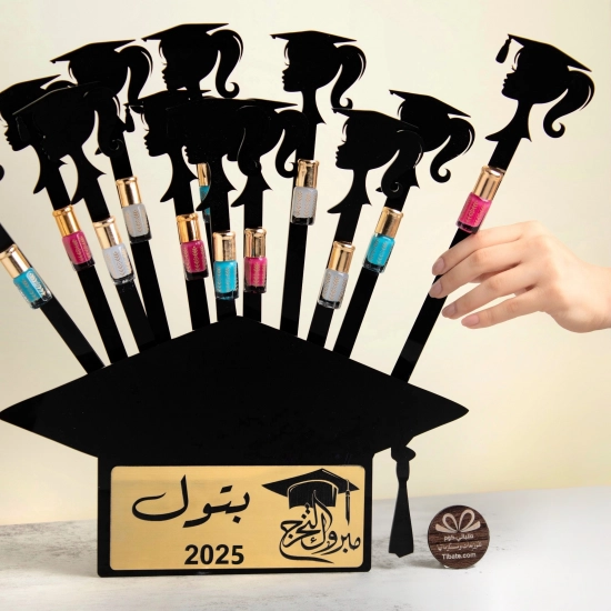 ستاند باقة توزيعات التخرج شكل بنت | 12 تولة مسك (عبارة حسب الطلب) ستاند باقة توزيعات التخرج شكل بنت | 12 تولة مسك (عبارة حسب الطلب)